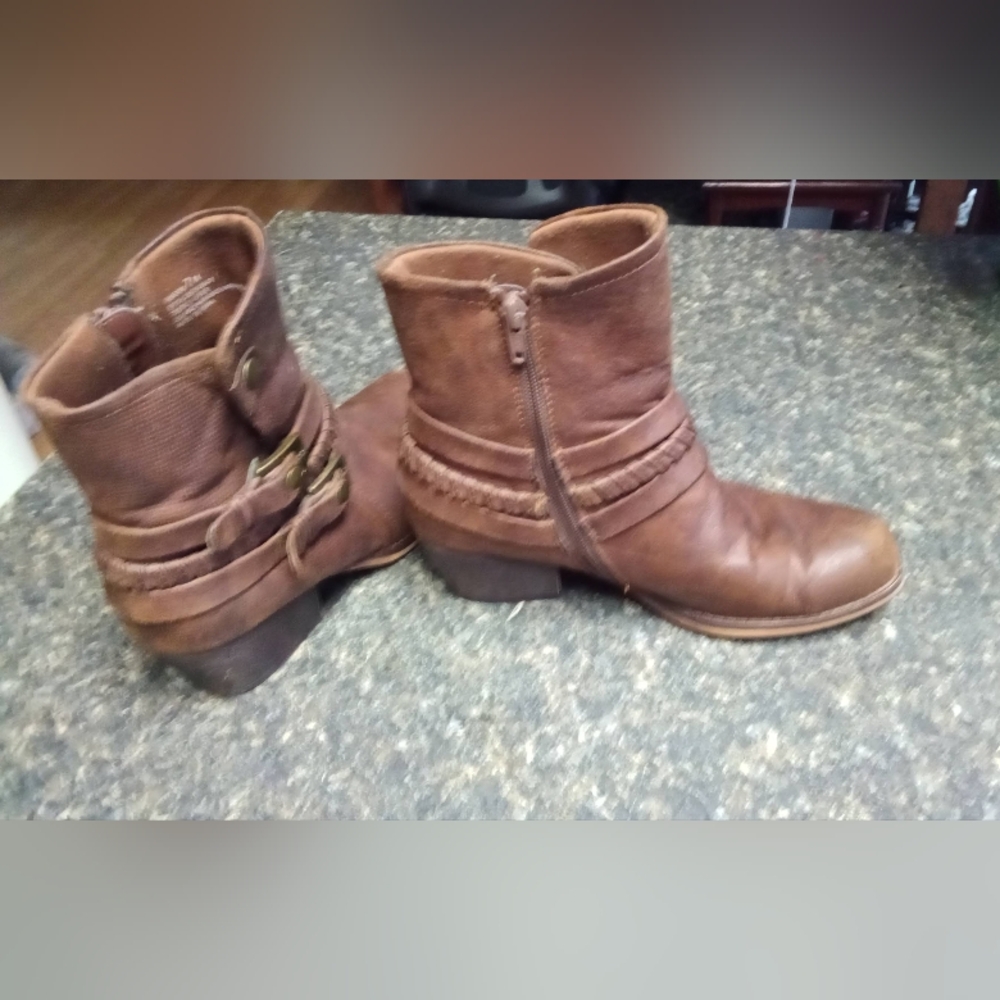 Boots - Picture 4 of 6